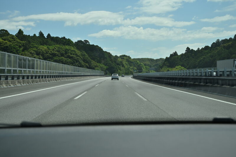 高速道路を走るシーン