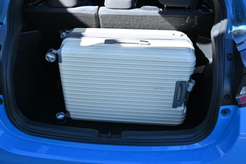ヤリスの荷室に2個目のスーツケースを積もうとしている様子