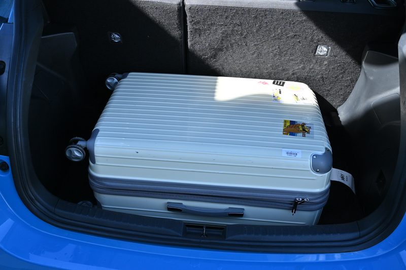 ヤリスの荷室に大型スーツケースを横向きで積載