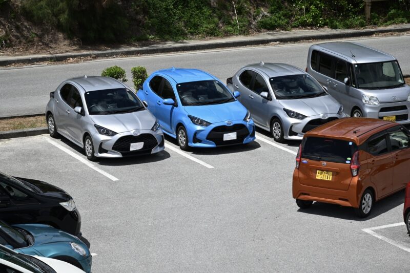 宮古島の駐車場に停めたトヨタ ヤリス
