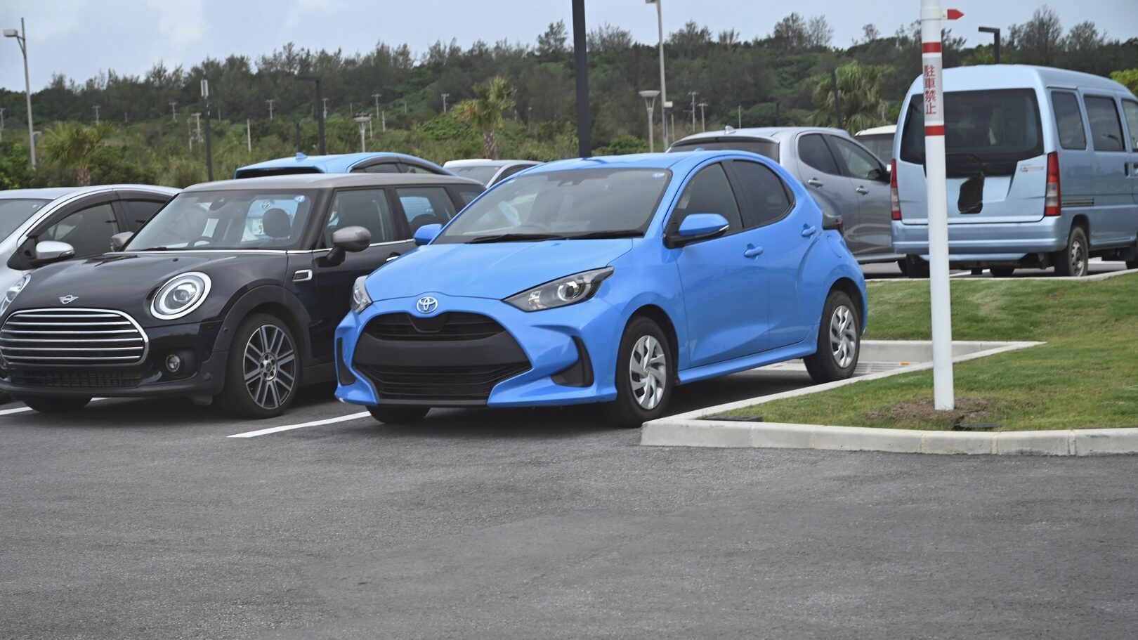 宮古島の駐車場に停めたトヨタ ヤリス