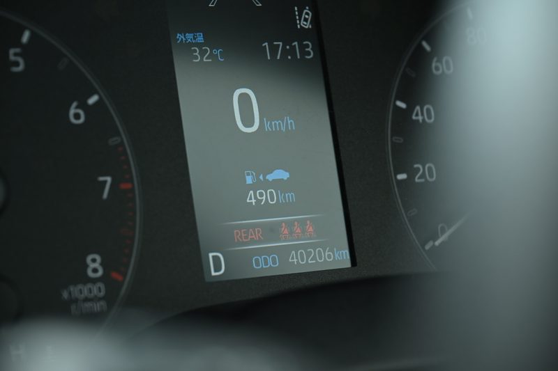 ヤリスのメーターに表示された外気温32度